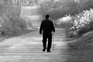 vejez anciano andando